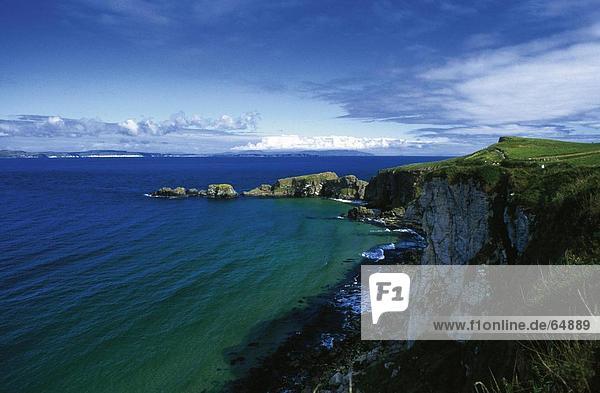 Erhöhte Ansicht der Küste  Carrick-A-Rede  County Antrim  Irland