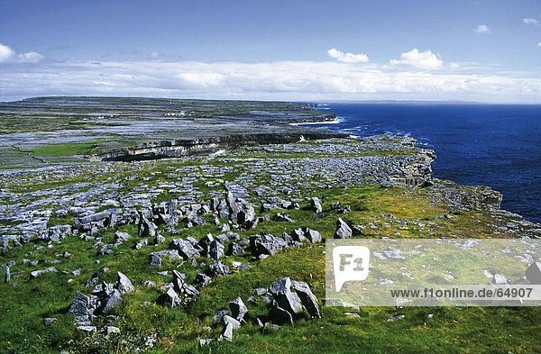 Steine auf Küste  Dun Aengus  Inishmore Insel  Aran-Inseln  County Galway  Irland