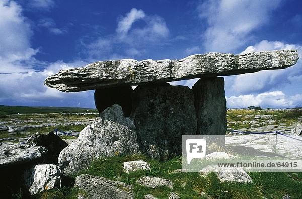 Portal Tomb auf Landschaft  Poulnabrone Dolmen  Burren  County Clare  Republik Irland