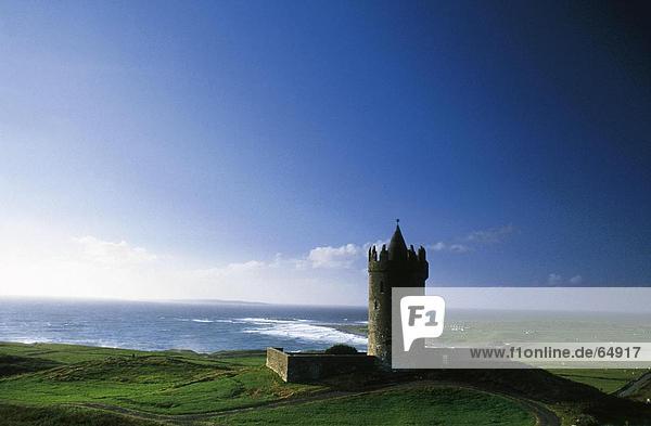 Burg an Küste  Dunguaire Castle  bei  County Galway  Irland