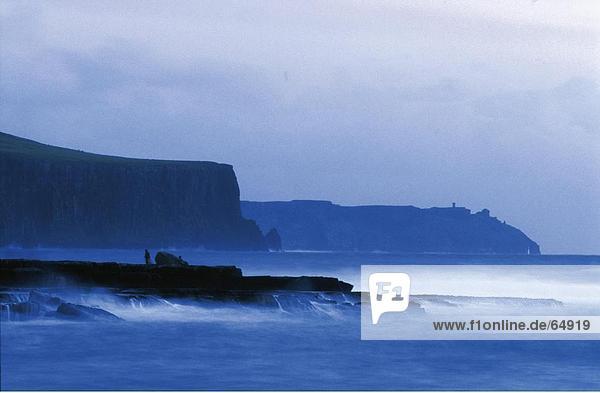 Steilküste in der Dämmerung  Doolin  County Clare  Republik Irland