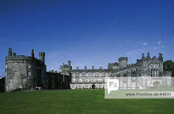 Wiese vor Schloss  Kilkenny Burg  Kilkenny  County Kilkenny  Irland