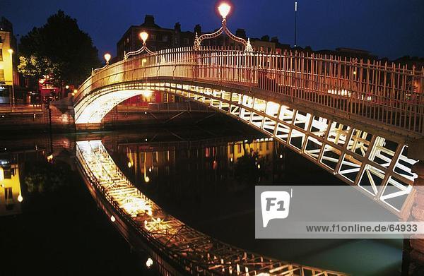Brücke über Fluss  Ha'penny Brücke  Dublin  Irland