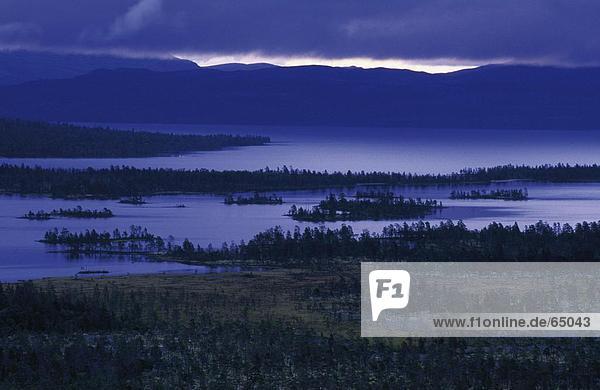 Erhöhte Ansicht eines Sees in der Dämmerung  See Femund  Norwegen