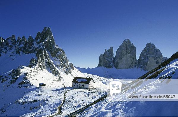 Aufbauend auf einer verschneiten Landschaft  Tre Cime de Lavaredo  Dolomiten  Italien