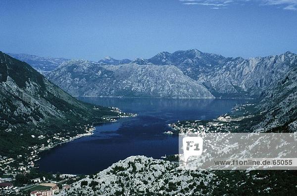 hoch oben Küste Stadt Ansicht Flachwinkelansicht Winkel Kotor Montenegro