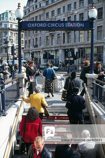 Menschen am Eingang der u-Bahn Station  Oxford Circus  London  England