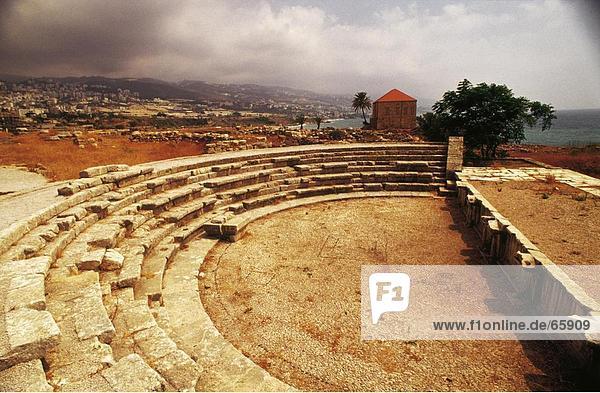 Wolken über uraltes Amphitheater  Byblos  Libanon