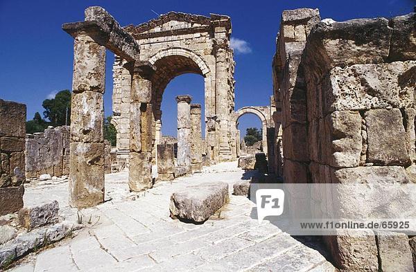 Ruinen des antiken Gebäudes  Triumphbogen  Nekropole Al-Bass Reifen  Reifen  Süd-Libanon  Libanon