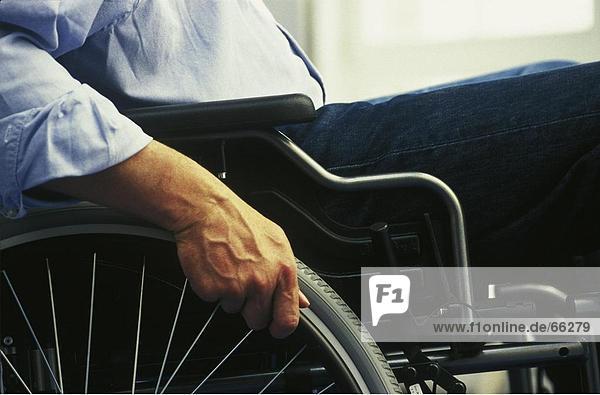 Mitte Schnittansicht des Menschen auf Rollstuhl