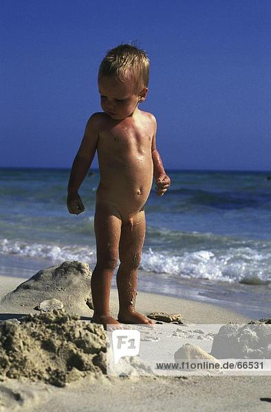 Naked Boy stehen am Strand
