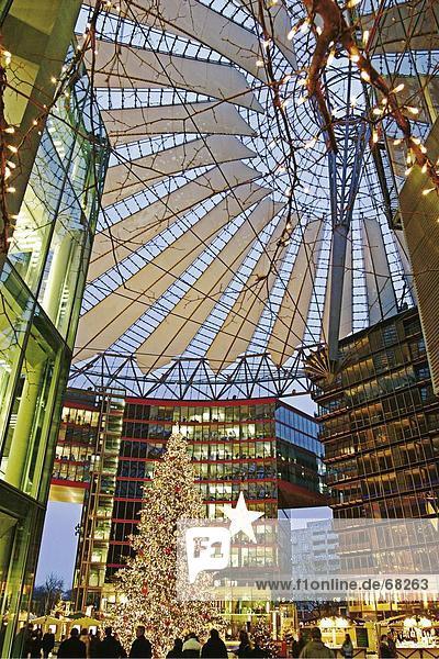 Weihnachtsdekoration in Gebäude  Sony Center  Potsdamer Platz  Berlin  Deutschland
