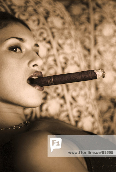 Frau raucht eine Zigarre