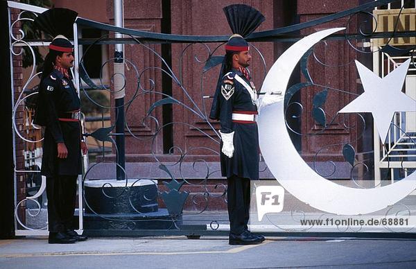 Zwei Soldaten während der Zeremonie in der Nähe von Tor  Lahore  Pakistan