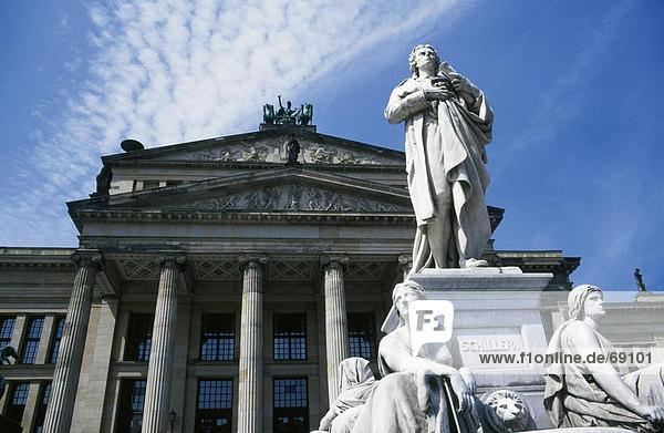 Untersicht von Friedrich Schiller Statue am City Square  Gendarmenmarkt  Berlin  Deutschland