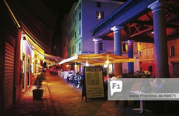 Straßencafé beleuchtet nachts  Frankreich
