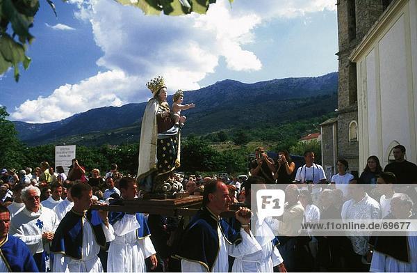 Menschen in religiöse Prozession  Santa di Niolo  Casamaccioli  Nico Plateau  Corsica