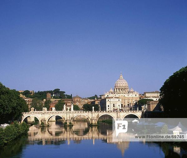 Brücke über Fluss mit Kirche im Hintergrund  St.Peter's Kathedrale  Tibers  Ponte Sant ' Angelo  Rom  Italien