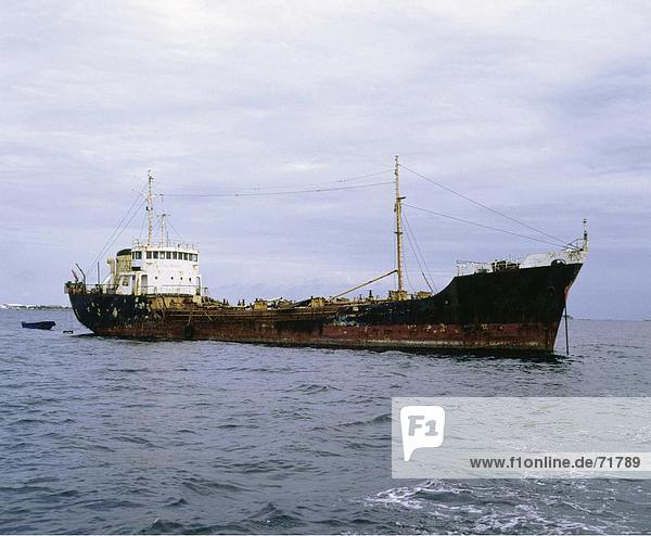 10167614  Ruhestand  Frachter und Fracht Schlepper  Malediven  Indischer Ozean  Meer  Rosten Schiff  shipping  Unfall  Unfall  Wrack