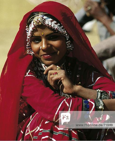 10205409  Indien  Asien  junge  Frau  Kleid  nasale Ring  Porträt  rot  Schleier  Schmuck