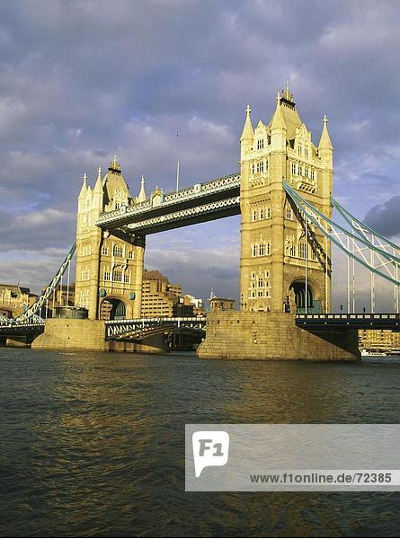10280130  England  Great Britain  Europe  London  sunlight on bridge  Thames  Tower bridge  water  clouds  weather