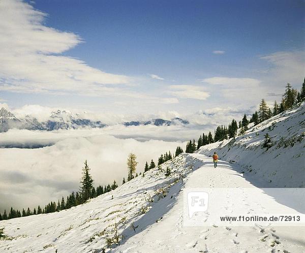 10405576  Frau  Österreich  Europa  Rucksack  Salzburg  Spaziergang  walking  Berge  Alpen  Alpen  Meer der Wolken  Nebelmeer  walking