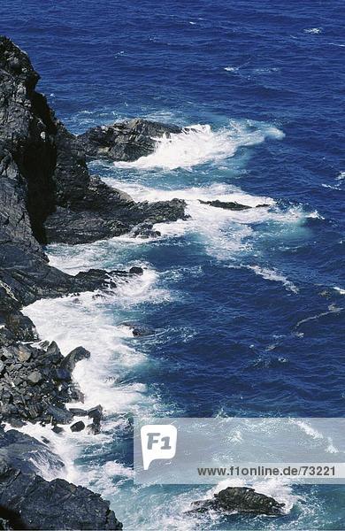 10479498  Landschaft  Surfen  Wellen  Felsen  Felsen  Katalonien  Meer  schwarz  Spanien  Europa  Steilküste