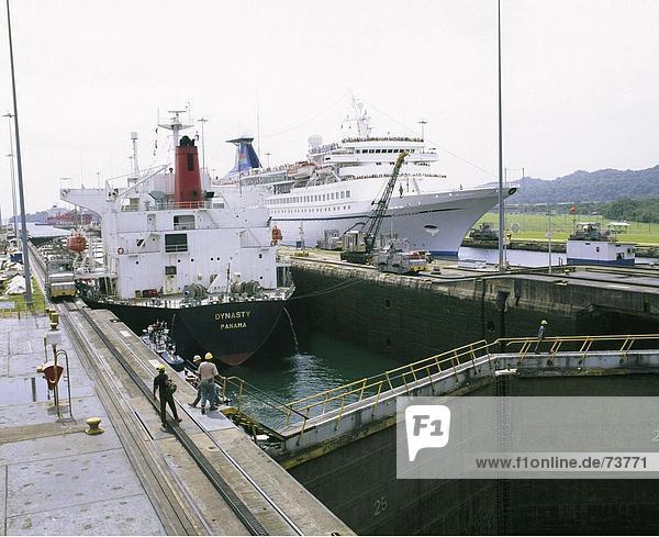 10545594  Frachter  Fracht-Schlepper  Kanal  Kanal  Schiff  Kreuzfahrtschiff  Miraflores  Panama  Panama-Kanal  Schleuse  Floodgate