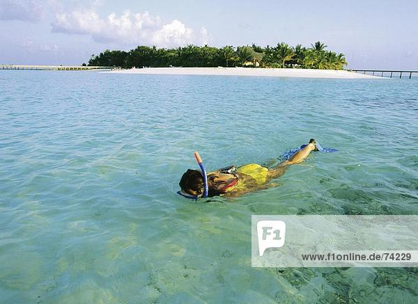 10613001  Aktion  Frau  Island  Insel  Machchafushi  Malediven  Indischer Ozean  Schnorchel  Überblick