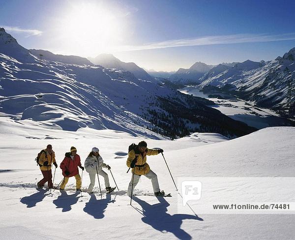 10620173  Schweiz  Europa  Alpen  Schneeschuhwandern  Berge  Engadin  Graubünden  Graubünden  Gruppe  Ski  Schneeschuhwandern  so