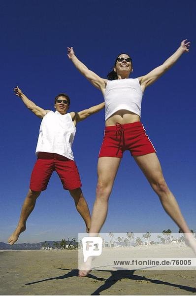 10642301  Aktion  Fitness  Freude  sprang  Freude am Leben  Kapern  Sprung-Paar  Paar  Sommer  Sonnenbrillen  Spaß  Witz  Sport  ju