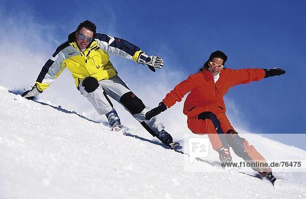 10644411  Aktion  Carving  ski  Carver  Paar  Paar  Schnee  Ski  Skifahren  Spaß  Witz  Sport  Winter  Wintersport  Sport  t