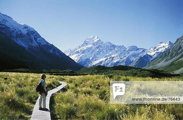 10646529  Frau  Fussgangersteg  Hooker Valley  Mount Cook  Nationalpark Natur Naturschutz  Neuseeland  Brühe Insel  val