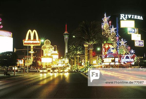 10648012  Las Vegas  Neonleuchten  Mc Donalds  Nacht  in der Nacht  Neon  Nevada  Straße  Stratosphere Tower  Streifen  USA  Amerika