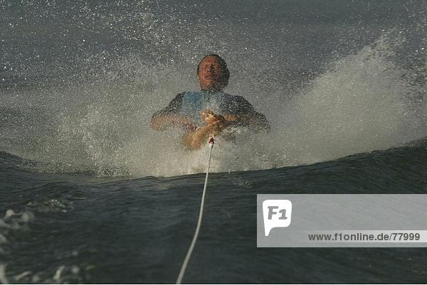 10650162  Aktion  barfuß  Wasserski  Mann  Lauerzersee  Schweiz  Europa  See  Meer  Sport  Surfen  Surfen  Wasser  wa