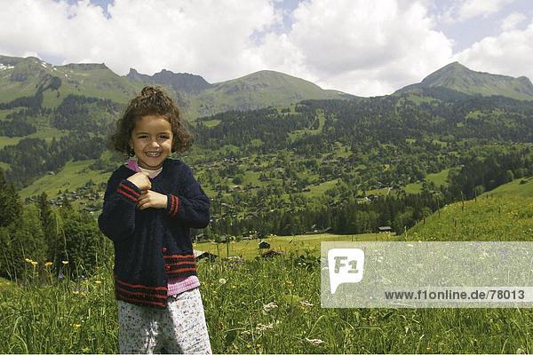 Blumenwiese Landschaftlich schön landschaftlich reizvoll Portrait Berg Alpen lachen Mädchen Euro Schweiz Kanton Waadt