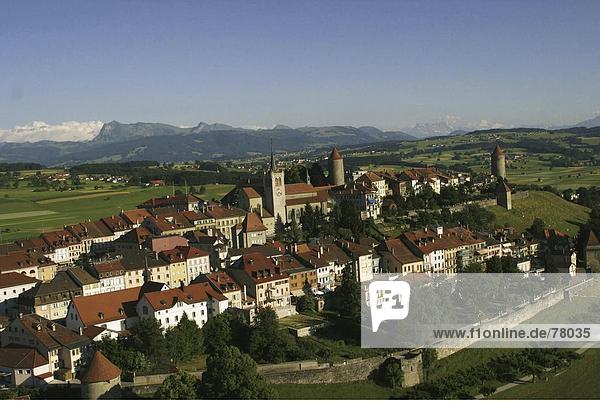 Landschaftlich schön landschaftlich reizvoll Europa Berg Palast Schloß Schlösser Stadt Festung Altstadt Luftbild Schweiz