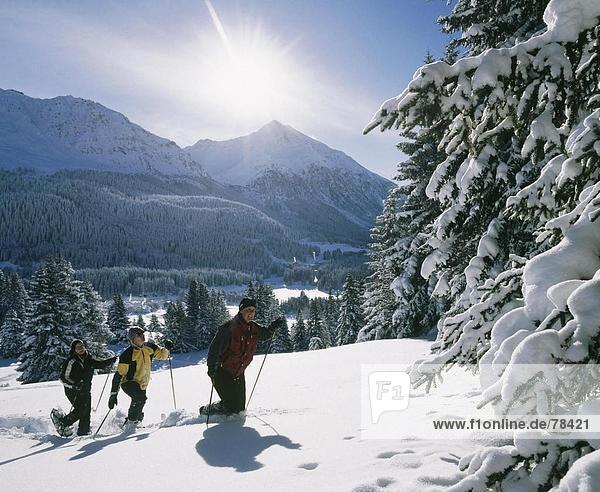 10651651  alpine  Alpen  Berge  drei  Graubünden  Graubünden  Gruppe  Lenzerheide  Schnee  Schneeschuh  Schneeschuh laufen  Switze