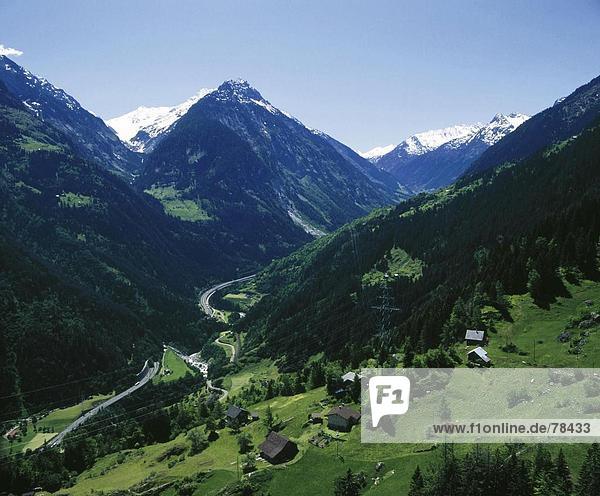 Landschaftlich schön landschaftlich reizvoll Europa Berg Straße Tal Alpen Kanton Uri Schweiz Valle