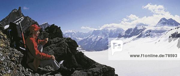 10652226 alpine Alpen Ansicht Berge Bergsteigen Sport Mountainbike Wandern Berner Oberland Rock Klippe Frau Gspalt