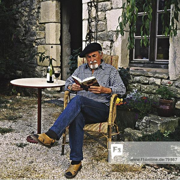 Frankreich Europa Mann Fröhlichkeit Entspannung Buch Harmonie Wohnhaus Ruhe Mütze Taschenbuch alt lesen