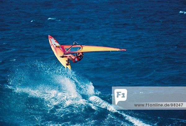 Sport & Erholung. Windsurfen. Man. Wave springen
