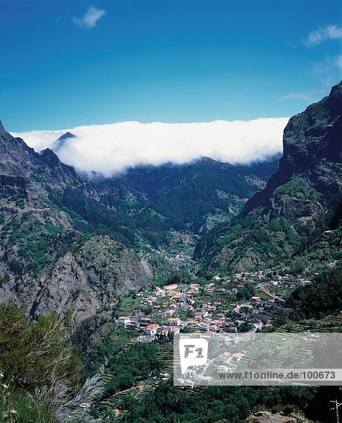 Luftbild des Dorfes umgeben von Bergen  Curral Das Freiras  Madeira  Portugal