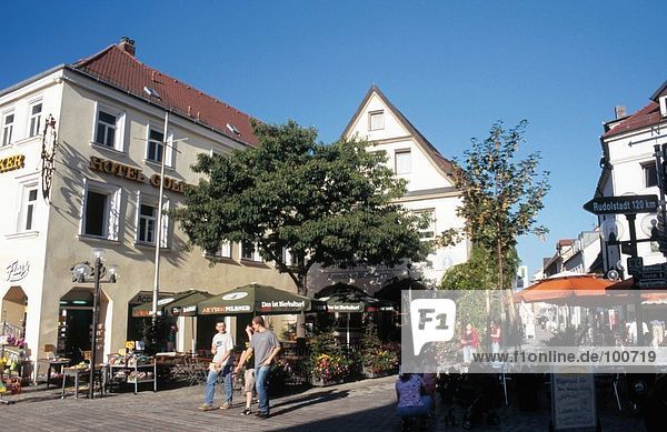 Touristen am Markt in der Stadt  Bayreuth  Bayern  Deutschland
