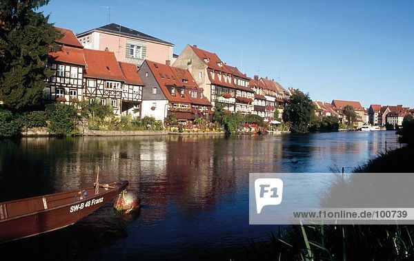 Boot in River  Fluss Regnitz  Bamberg  Bayern  Deutschland