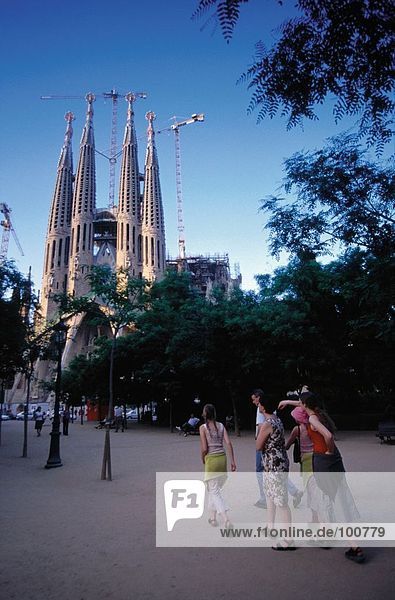 Tourists walking towards cathedral  Sagrada Familia  Barcelona  Catalonia  Spain