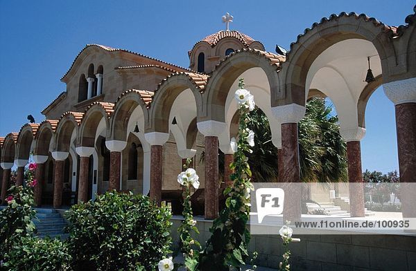 Kolonnade der orthodoxen Kirche  St. Nektarios Kirche  Faliraki  Rhodes  Dodecanese Inseln  Griechenland