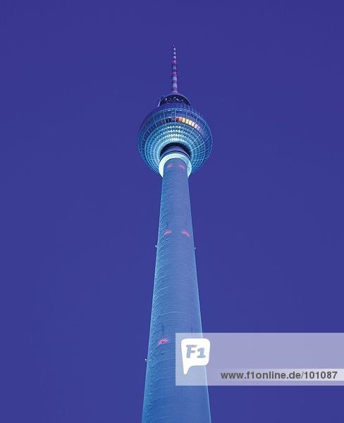 Untersicht der Fernsehturm beleuchtet in Dämmerung  Alexanderplatz  Berlin  Deutschland