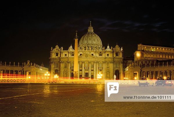 Nachts  den Petersdom  Kathedrale St. Peter's Square  Vatikan  Rom  Italien