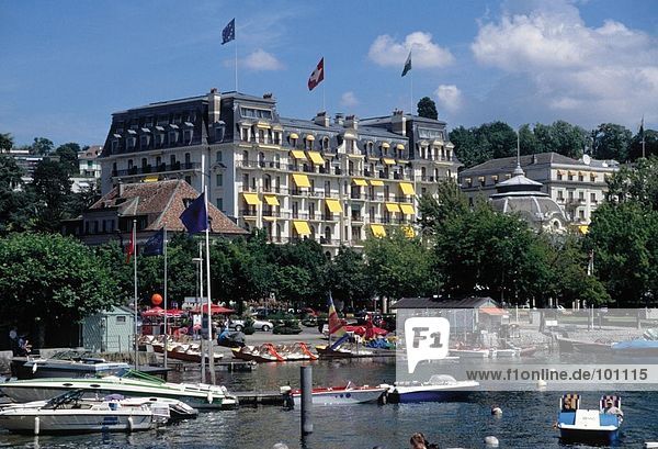 Boote im Hafen mit Hotel im Hintergrund  Genfersee  Beau-Rivage Palace  Lausanne  Waadt  Italien